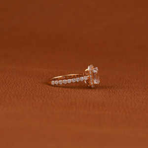 Anillo de compromiso de diamante cultivado en laboratorio de corte esmeralda de lujo chapado en oro de 18 quilates con ajuste de halo de moda regalo certificado IGI para mujer - Product Image 5