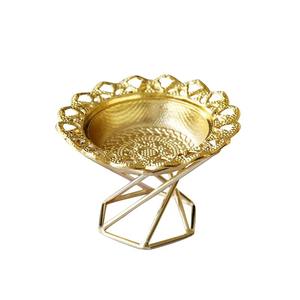 Petit bougeoir doré pour une utilisation festive, décoration de table, centre de table, salon, chambre à coucher et présentation pour occasions spéciales - Product Image 1