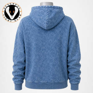 Sweat à capuche délavé pour femme avec logo frontal, design personnalisable, en molleton 100 % coton, coupe moderne pour un style urbain décontracté - Product Image 3