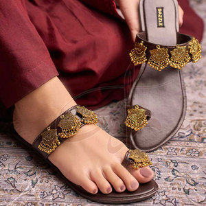 Kolhapuris pour femmes, fabriqués à la main, tendance mode, imprimés, antidérapants, dessus en cuir naturel, semelle souple et colorée - Product Image 2