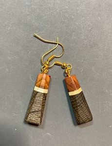 Boucles d'oreilles en forme de cœur en résine noire et blanche avec feuille d'or carrée, ronde et géométrique en bois. - Product Image 5