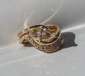 แหวนหมั้นเพชรทรงมาร์ควิสแบบวินเทจ ตะวันออก-ตะวันตก น้ำหนัก 1.50 กะรัต ทองคำแท้ 14K สีเหลือง รับรองโดย IGI งานแฮนด์เมด ฝังเพชรแบบ Pave Setting สำหรับเจ้าสาว - Product Image 1