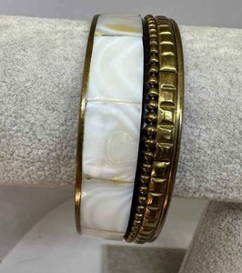 Elegante conjunto de brazaletes de nácar y latón con un encanto étnico, perfecto para bodas, festividades del Eid y celebraciones. - Product Image 2