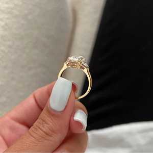 Anillo de tres piedras con diamante cultivado en laboratorio de corte radiante de 2.02 quilates, oro sólido de 14 quilates, joyería fina de primera calidad para regalo de boda o promesa para novias. - Product Image 5