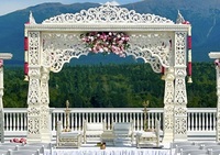 Mandap blanc élégant, facile à assembler, en fibre, style Haveli, scène carrée, grand mandap extérieur Bollywood pour mariages en destination