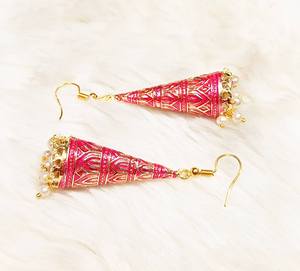 Boucles d'oreilles Jhumkas à motif triangulaire, cadeaux de fête, travail en émail avec des perles de perles pour femmes et filles, pour les mariages - Product Image 1