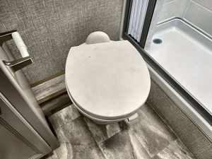 Autocaravana de Lujo Thor Motor 2024 Quantum de Aluminio, Emisión Euro 5, Capacidad para 4-6 Pasajeros, Piso Acrílico, Lavavajillas, Horno Microondas - Product Image 3