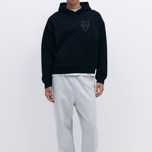 Sweat-shirt noir en molleton 100 % coton, offrant une sensation douce et chaude, coupe décontractée et motif discret. - Product Image 3