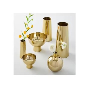 Sofisticado florero de latón hecho a mano con arte floral tallado Decoración de mesa moderna para bodas y espacios de vida - Product Image 6