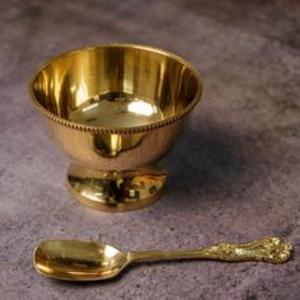 Bol de service exquis en laiton de style vintage pour les réglages de table formels et un décor unique dans les salles à manger de luxe - Product Image 2
