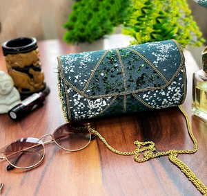 Pochettes en métal parfaites pour le mariage dans des finitions scintillantes avec des doublures de luxe disponibles pour les fournisseurs de mariage et de cadeaux en gros - Product Image 2