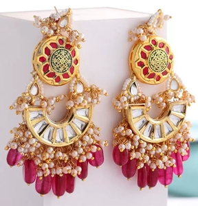 Boucles d'oreilles élégantes et modernes Chandbali en laiton plaqué or avec perles de pierres artificielles pour les mariées et les occasions festives - Product Image 2