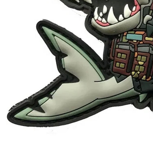 Patchs en caoutchouc PVC souple personnalisés en gros avec service de création graphique gratuit, patchs en caoutchouc PVC souple personnalisés avec effet métallique en relief - Product Image 4