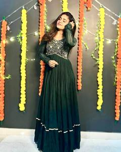 Améliorez la beauté de votre garde-robe avec cette robe de créateur nouvellement lancée et l'élégante Dupatta pour les occasions de fête - Product Image 1