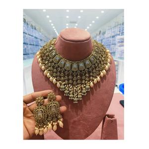 Ensemble de bijoux pakistanais fabriqués à la main de la meilleure qualité collier et boucles d'oreilles idéal pour les looks de mariée et de fête disponibles à la vente depuis l'Inde - Product Image 1