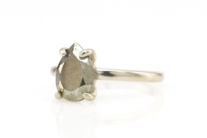 Anneaux solitaires faits à la main en argent sterling 925 plaqué or 18 carats avec pierre précieuse en pyrite brute naturelle taillée en poire - Product Image 4