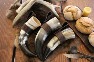 Cuerno para beber tallado vikingo auténtico, Forma natural ecológica, estilo animal y religioso con soporte de cuero para cerveza de hidromiel - Product Image 2