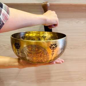Cuenco de Canto de estilo tradicional de siete chakras de bronce del Himalaya para fines de meditación y curación - Product Image 4