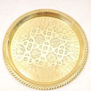 Bandeja de servicio de latón decorativa redonda con diseño artístico que agrega encanto a celebraciones y eventos festivos - Product Image 1
