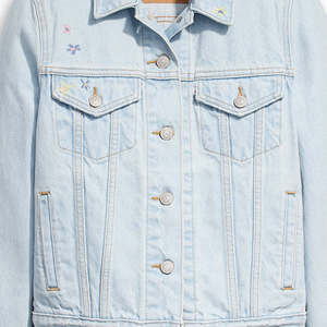 เสื้อแจ็กเก็ตยีนส์ทรูคเกอร์สำหรับผู้หญิงลายดอกไม้บานติดกระเป๋าที่หน้าอกออกแบบมาสำหรับผู้หญิงทุกฤดูกาล - Product Image 3