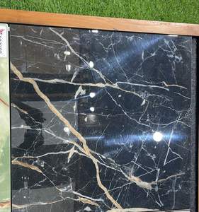 Experimente la combinación perfecta de estilo y resistencia con nuestras baldosas de porcelana de alto brillo de 600x600, con calidad de grado AAA. - Product Image 3