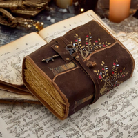Carnet artisanal créatif vintage de 400 pages, relié en cuir avec fermoir en laiton, motif arbre gaufré, bords festonnés, promotionnel
