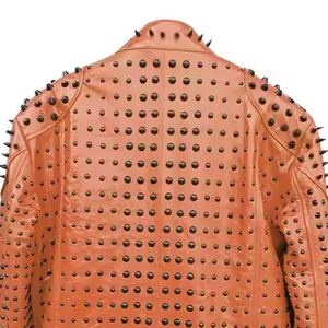 Chaqueta de invierno de cuero con tachuelas para hombre auténtico con exterior suave en el interior y almacenamiento práctico para un uso constante en clima frío - Product Image 5