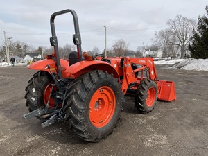 Tractor Kubota M5660SUHD 2023 4WD con Motor, Caja de Cambios, Bomba y Todos los Implementos, Certificado CE, 4 Horas de Uso, en Venta - Product Image 4