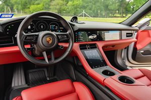 2022 pour Taycan 4S Cross Turismo Wagon 562 ch Véhicule électrique à traction intégrale Lithium Cuir Automatique Toit ouvrant panoramique 3 000 Miles Light Premium Sport - Product Image 2