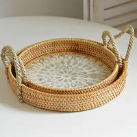 Plateau décoratif rond en laque de jonc de mer avec incrustations de coquillages et nacre, design minimaliste