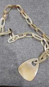 Collar de Cuerno Natural Hecho a Mano, Duradero y Moderno, para Bodas y Fiestas - Product Image 2