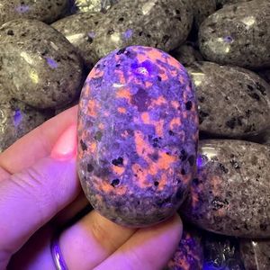 Pierres de paume en agate Yooperlite polies naturelles et écologiques |   Pierres précieuses en cristal réactives aux UV |   Sculptures en pierre en gros - Product Image 1