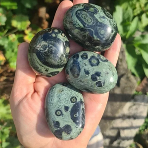 Cristal de piedra de Palma de jaspe Kambaba verde de alta calidad, venta al por mayor, energía pulida a granel, bolsillo curativo, piedra de Palma, meditación Feng - Product Image 2