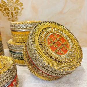 กล่องเหล็กตกแต่งลายโกต้า - ขนมมิธาย - ผลไม้อบแห้ง - ของขวัญสำหรับพุจ - ขนมหวาน - บัจี - ของชำร่วยงานแต่งงานฮินดูปัญจาบี - Product Image 4