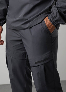 Joggers negros de tela elástica de cuatro vías de alta calidad para cintura elástica de hombre bolsillos laterales de carga y dos bolsillos ocultos con cremallera - Product Image 4