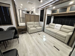 Vendeur Vérifié – Occasion, comme neuf : Modèle K-e-y-s-t-o-n-e Montana 3901RK 2026 à haute performance, disponible à la vente - Product Image 2