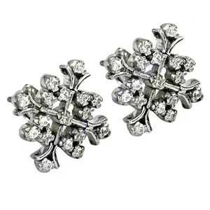 Boucles d'oreilles clous en forme de grappe de diamants floraux pour femmes - Product Image 2