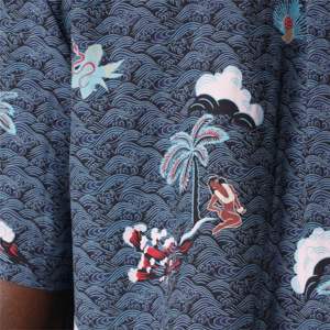 La chemise Playa of Eden Navy représente Adam et Eve dans un paradis tropical avec un passepoil blanc et des boutons en coquille d'Agoya - Product Image 4