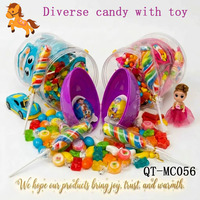 Lot en gros de bonbons sucrés avec sucettes gélifiées, chocolats, œufs surprises et jouets pour cadeaux de fête pour enfants
