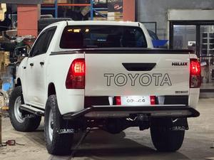 RAFFBIEN 2022 Toyota Hilux 4x4 Pick-up - Faible kilométrage, excellent état |   Prêt à être expédié - Product Image 4
