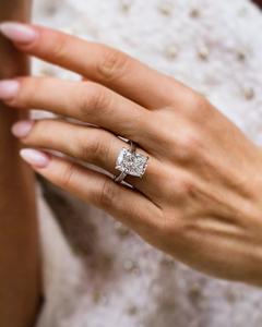 11x9mm Allongé Coussin Coupe Moissanite Bague de Fiançailles avec Pave Band dans Quatre Prong Setting | Mariage De Mariée Fine Jewelry - Product Image 1