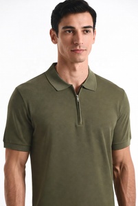 Polo de manga corta para hombre con cremallera frontal, personalizado OEM ODM, material piqué premium, cuello con cremallera y puños acanalados. - Product Image 2