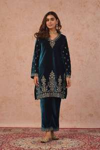 Ensemble Kurta Plazzo en velours d'hiver pour femmes, avec broderie de cordon et de paillettes, pour les fêtes, évacuation de l'humidité et séchage rapide - Product Image 2