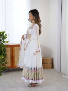 Elegante Conjunto de Tres Piezas Anarkali con Bordado de Lentejuelas, Diseño de Diseñador, Vestido, Dupatta y Pantalón, Georgette Pesado con Bordado, Largo hasta el Suelo, para Fiesta - Product Image 3