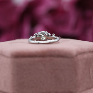 Anillo de compromiso de piedra de racimo de diamantes cultivados en laboratorio de corte redondo Anillo de compromiso de plata esterlina lujoso para mujer - Product Image 4