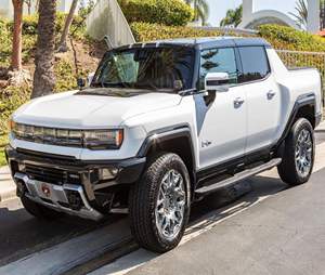Atractivo GMC Hummer EV 3X Pickup 2024 con un sistema de triple motor de 1,000 caballos de fuerza y 11,500 lb-ft de torque - Product Image 1