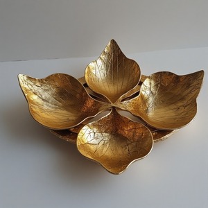 Serveur de fruits secs en aluminium fabriqué à la main avec trois compartiments connectés en forme de feuille en finition dorée conçu pour les repas - Product Image 3