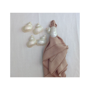 แหวนผ้าเช็ดปากเปลือกหอยทำจากเปลือกหอยธรรมชาติสำหรับตกแต่งโต๊ะแต่งงานหรูหราทำด้วยมือในเวียดนาม - Product Image 2