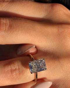 Anillo de Compromiso con Diamante Cultivado en Laboratorio, Corte Radiante, Oro Amarillo de 14 Quilates, Certificado IGI, Lujoso Anillo de Mujer con Engaste de Puntas, Moderno - Product Image 4