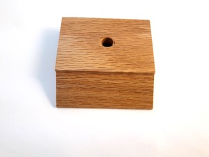 Pantalla de base de madera con acabado de cerezo 2 1/8 "H X 4" W para urna taza jarrón Premio ilustraciones y más con logotipo de placa de cabeza grabado personalizado - Product Image 3